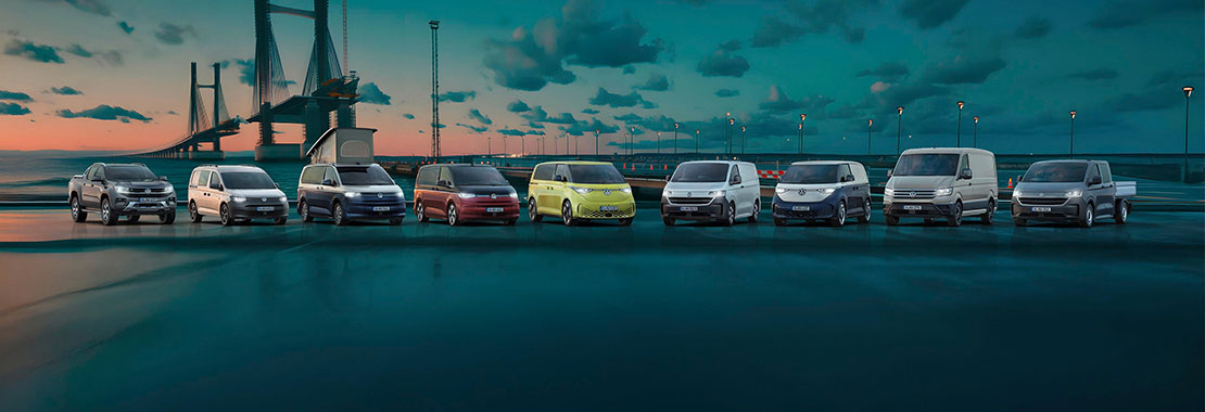 Volkswagen Nutzfahrzeuge auf einem Parkplatz bei Sonnenuntergang