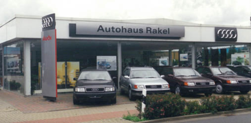Autohaus Rakel mit Audi-Beschilderung und Fahrzeugen vor dem Geb&auml;ude