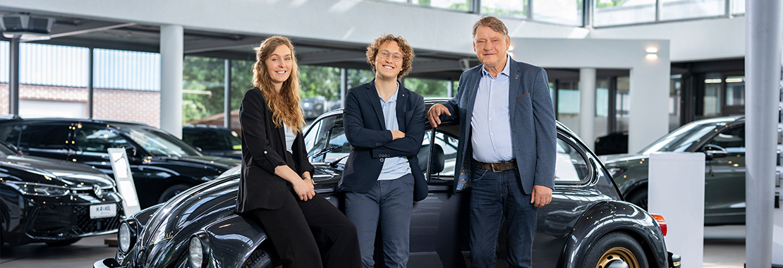 Gesch&auml;ftsleitung des Autohauses Rakel im Verkaufsraum