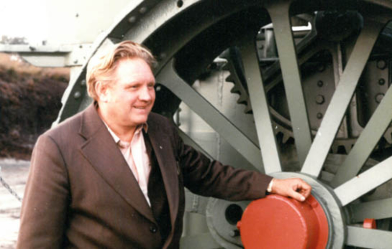 Heinz Rakel vor einem historischen Werkstattmotiv