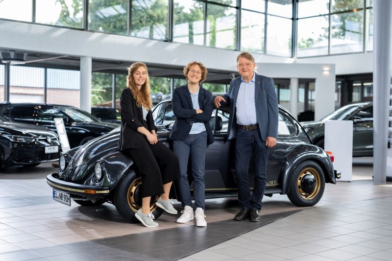 Johanna, Dirk-Henning und Norbert Rakel im Autohaus